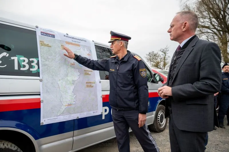 Landespolizeidirektor Martin Huber erläutert Innenminister Gerhard Karner die Lage an der ungarischen Grenze