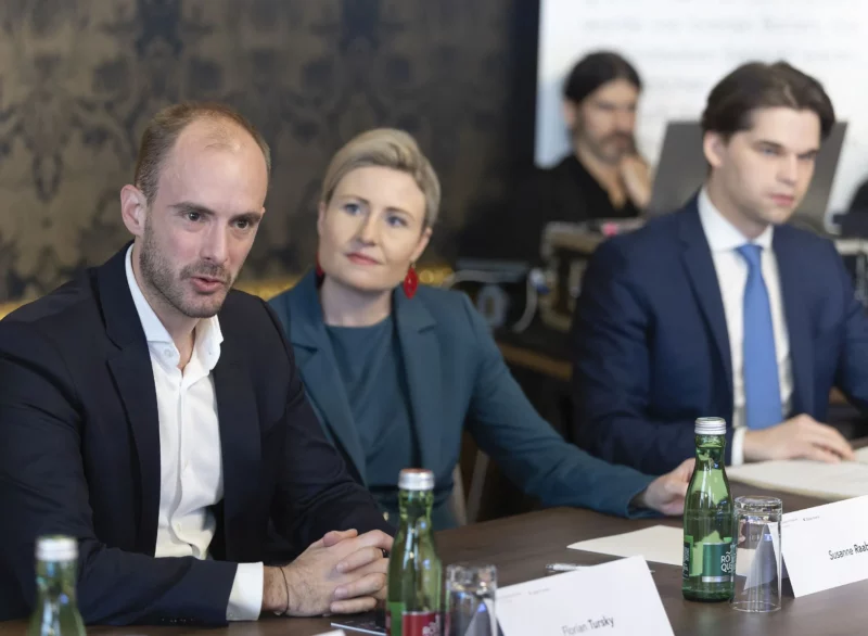 Florian Tursky und Susanne Raab waren von Seiten der Bundesregierung bei der Konstituierung des KI-Beirats anwesend. Foto: BKA/Regina Aigner