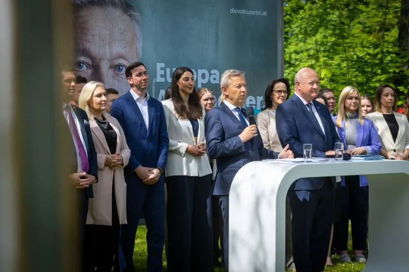 Die ÖVP und ihre 42 Kandidaten für die Wahl zum Europäischen Parlament. Reinhard Lopatka als Spitzenkandidat präsentierte das EU-Wahlprogramm. Foto: ÖVP