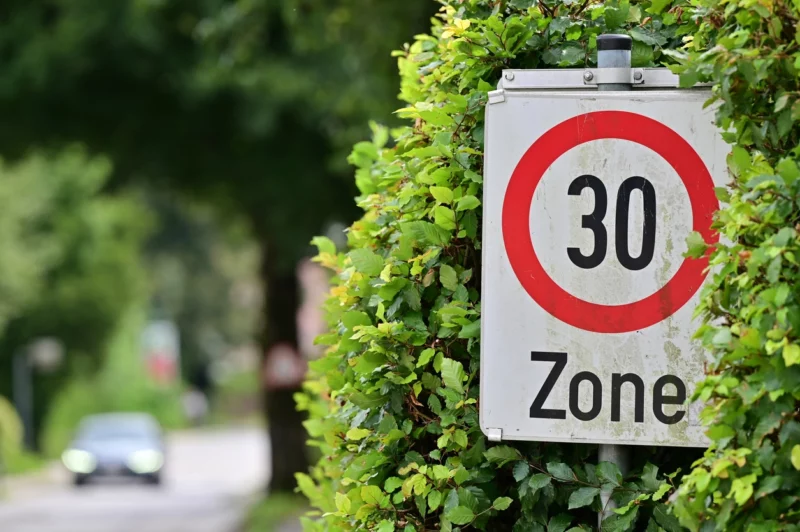Gemeinden können in Zukunft in sensiblen Verkehrsbereichen 30er Zonen festlegen. Foto: istock/spitzt-foto