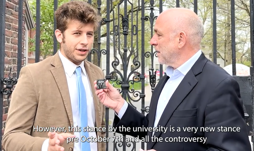 Martin Engelberg spricht mit einem jüdischen Studenten an der Universität Harvard vor dem besetzten Campus. Foto: Screenshot Podcast "Politics & Psychoanalyse".