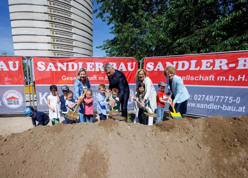 Kinder halfen mit beim - symbolischen - Spatenstich in Stetten dorf in Niederösterreich: Auftakt zum Ausbau der Kinderbetreuung, ein Programm mit 4,5 Milliarden Euro. Fotos: Andy Wenzel