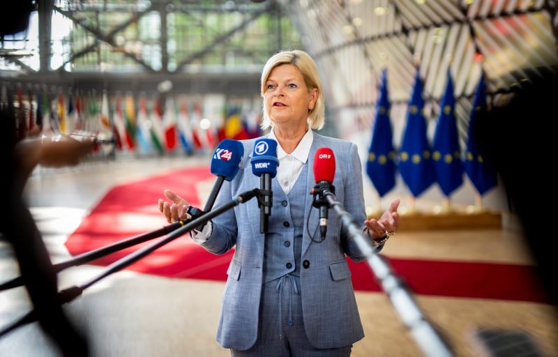 Sky Shield - der Schutzschirm über Europa und damit über Österreich: Verteidigungsministerin Klaudia Tanner unterzeichnete weitere Vereinbarung in Brüssel. Foto: HBF / Carina Karlovits