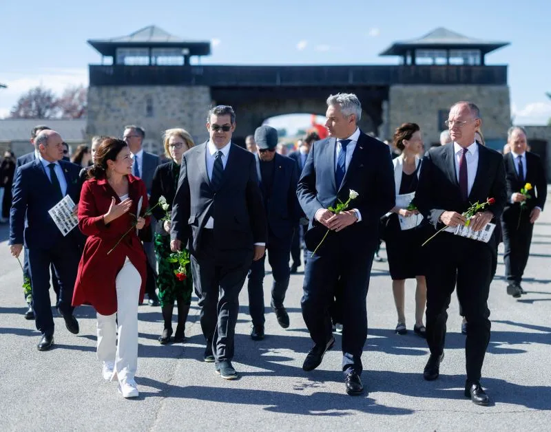 Die Direktorin der KZ-Gedenkstätte Mauthausen, Barbara Glück, führt durch das Gelände.