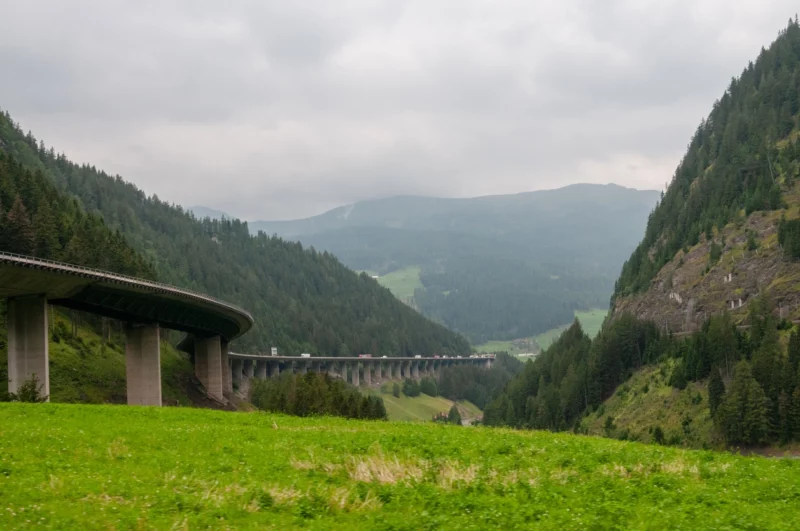 Wie eine Betonschlange zieht sich in Tirol die A13 Autobahn auf den Brennerpass hoch. Klubobmann Wolf von der Tiroler Volkspartei fordert mehr Unterstützung gegen die Transitlawine. Foto: istock/DurkTalsma