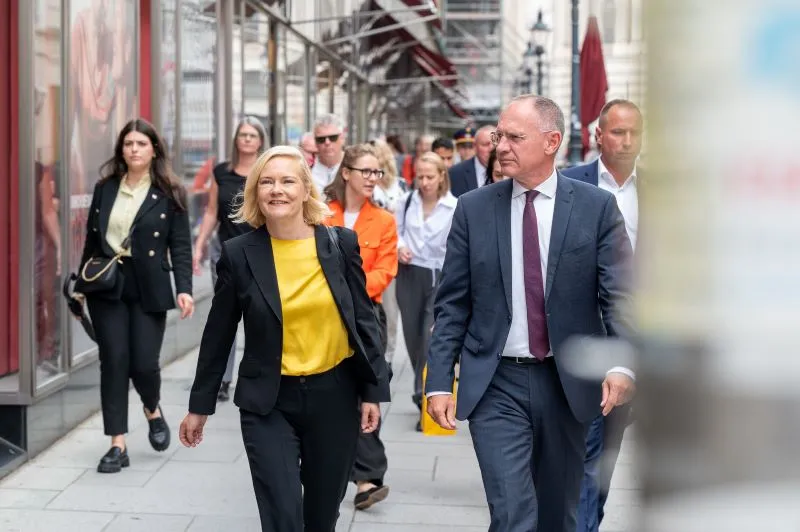 Mit 13 weiteren EU-Mitgliedstaaten Partner in der Asylpolitik: Mari Rantanen und Gerhard Karner in der Wiener Herrengasse vor dem Innenministerium. Foto: BMI/Makowecz