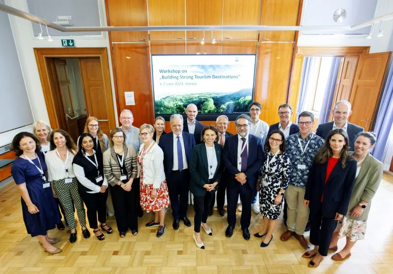 Tourismus-Staatssekretärin Susanne Kraus-Winkler im Kreis von Expertinnen und Experten bei einer Fachtagung der OECD in Wien: Tourismus muss innovati, nachhaltig und krisenfest sein. Foto: Bka/Andy Wenzel