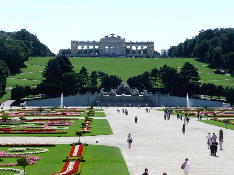 Ein stark frequentierter Ort von vielen in Österreich: Park hinter Schloss Schönbrunn in Wien. Foto: Didi/pixelio