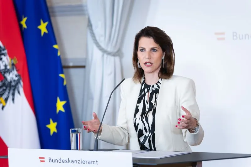 Verfassungsministerin Karoline Edtstadler präsentierte diese Woche im Bundeskanzleramt die neuen beschränkenden Regeln für die Beschlagnahme von Handys und eine Stärkung der Beschuldigtenrechte. Foto: Valentin Brauneis