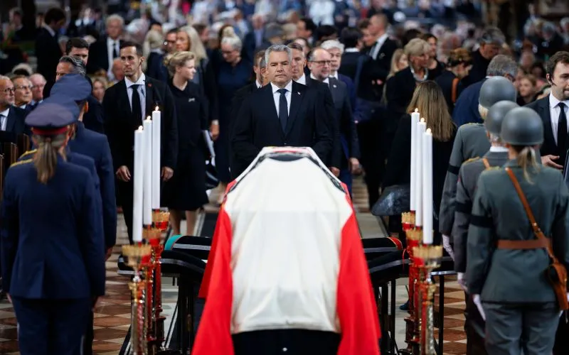 Würdiger Abschied von Brigitte Bierlein, Österreichs erster Bundeskanzlerin: Regierungschef Karl Nehammer am Freitag beim Requiem im Wiener Stephansdom. Foto: Andy Wenzel