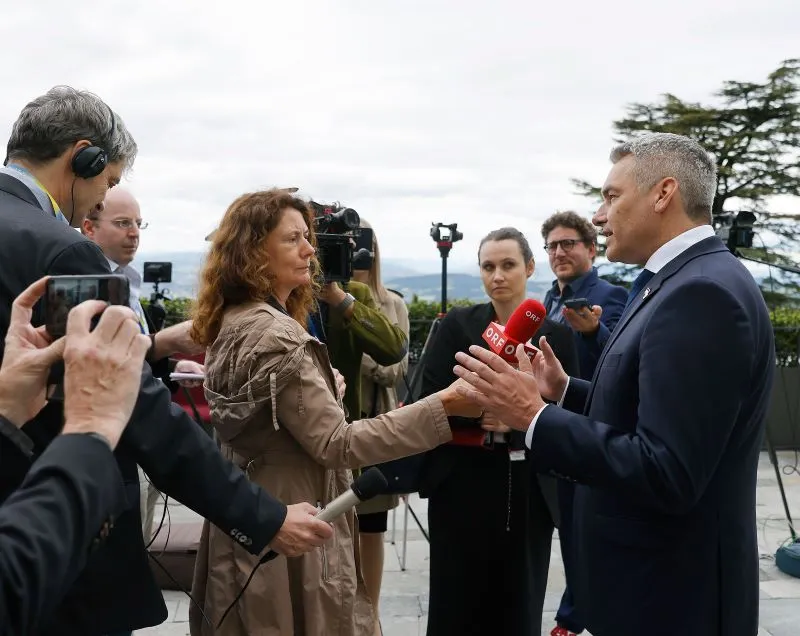 Bundeskanzler Karl Nehammer nimmt am Samstag und am Sonntag an einer internationalen Friedenskonferenz für die Ukraine in der Schweiz teil: Das ist der Beginn des Weges zum Frieden, erhoffen Nehammer für Österreich und weitere 90 Staaten. Foto: Bka / Dragan Tatic