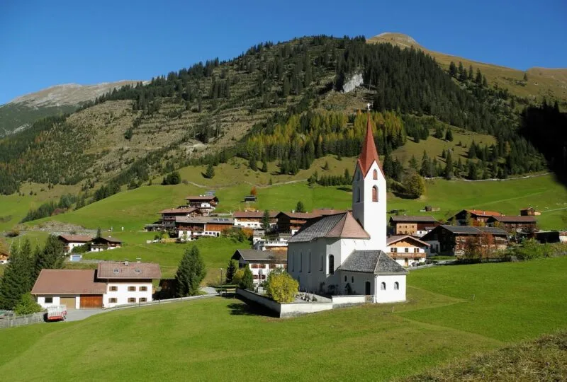 Gemeinden können sich über eine weitere Finanzspritze freuen. Von Österreichs kleinster Gemeinde Gramais im Tiroler Außenfern bis zur Bundeshauptstadt Wien, stellt der Bund ein Gemeindepaket mit 920 Millionen Euro zur Verfügung. Foto: Wikipedia / Franzfoto