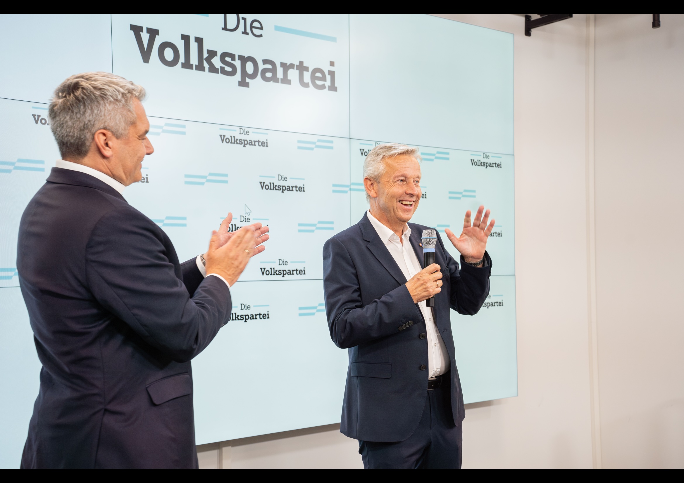 Applaus von Bundeskanzler und Bundsparteiobmann Karl Nehammer für gutes Ergebnis bei der Europawahl. Foto: ÖVP