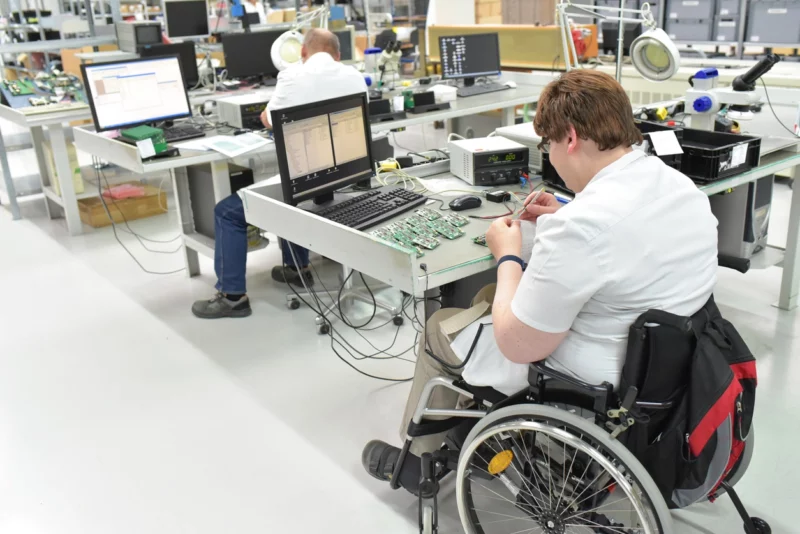 Für die Arbeitsmarktintegration von Menschen mit Behinderung will die Regierung zusätzlich 36 Millionen Euro aufbringen. Foto: istock/industryview