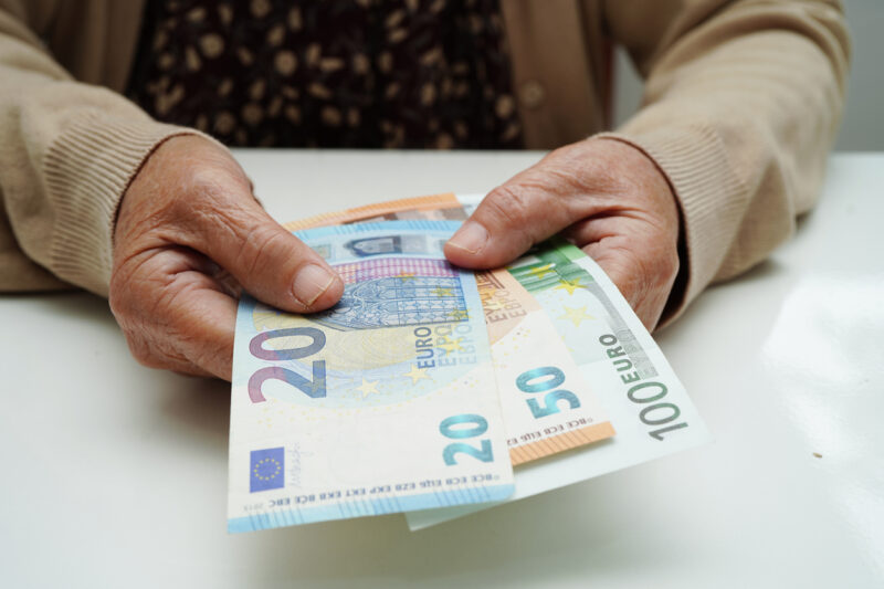 Familienleistungen, Armutsbekämpfung oder Pensionen. Der Sozialbericht 2024 zeigt, wie stark der Sozialstaat ist. Foto: istock/manassanant pamai