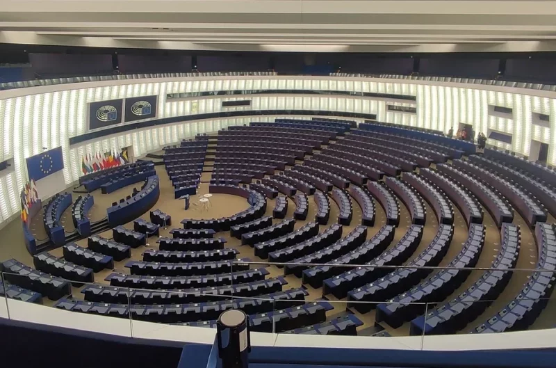 Die Europäische Volkspartei wird wieder im EU-Parlament am meisten Sitze einnehmen. Das geht aus der EU-weiten Trendprognose hervor. Foto: Diego Martin Lopez