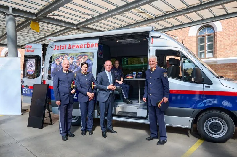 1.400 Polizistinnen und Polizisten werden neu in den Bundesländern aufgenommen, weitere 1.000 in Wien, gab Innenminister Gerhard Karner bekannt (im Bild mit Rekrutierungsbus in Vorarlberg). Foto: BMI / Karl Schober