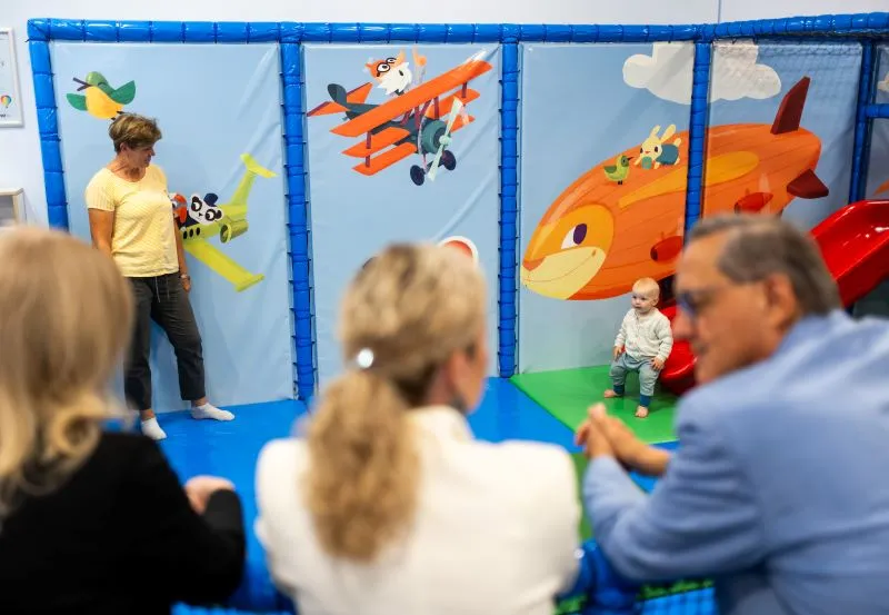 Fliegen mit Kindern: Sicherheitskontrollen, Gates und die Besucherwelt am Flughafen Wien sind familienfreundliche angelegt, zeigte ein Besuch von Familienministerin Susanne Raab mit Vortand Günther Ofner und AUA-CEO Annette Mann. Fotos: Bka/Dunker