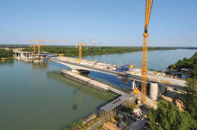 Wie hier der Bau einer Donaubrücke, sollen österreichweit Lücken im Straßennetz beseitigt werden. Kanzler Nehammer möchte für den Ausbau der Infrastruktur zusätzlich 45 Milliarden Euro investieren. Foto: ASFINAG