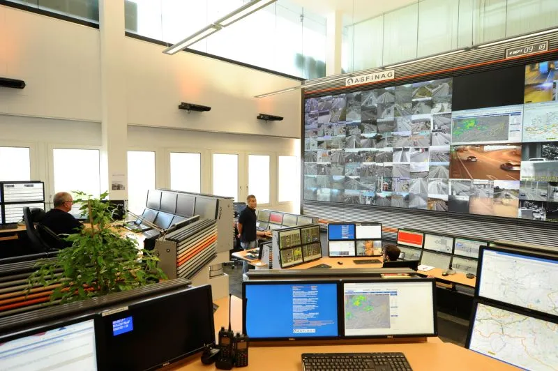 2024_07_22_Asfinag_Verkehrsmanagementzentrale-Inzersdorf Die Infrastruktur wird ausgebaut, Bauprojekte werden fortgesetzt, erklärt ÖVP-Finanzsprecher Andreas Ottenschläger anlässlich der Präsentation des Budgets 2025/2026. Allerdings werde die Ideologie der Grünen zur Transformation nun anhang von Maß und Ziel den Umständen angepasst. Foto: Zentrale Verkehrsmanagement ASFINAG.