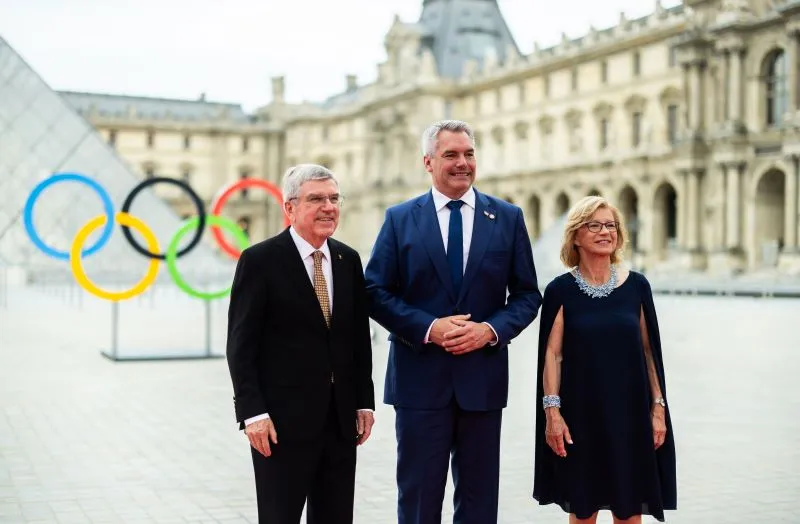 Treffen in Paris: Bundeskanzler Karl Nehammer mit IOC-Präsident Thomas Bach und dessen Gattin, Claudia Bach. Foto: Chr. Dunker