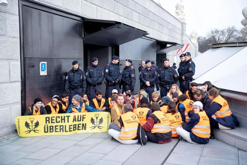 Klebeaktionen wie diese vor dem Parlament sollen nun der Vergangenheit angehören. Die "Letzte Generation" gab das Ende ihrer Proteste bekannt. Foto: Imago/Andreas Stroh