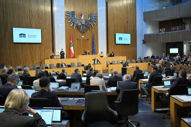 Die Parlamentarier geben FPÖ-Obmann Herbert Kickl (am Rednerpult) vier Wochen Zeit, um die im U-Ausschuss offen gebliebenen Fragen nach Beteiligung an Unternehmen bzw Liegenschaften und nach Einkommen zu beantworten. ÖVP-Fraktionsführer Andreas Hanger fordert Kickl auf, endlich für Klarheit zu sorgen. Foto: Johannes Zinner