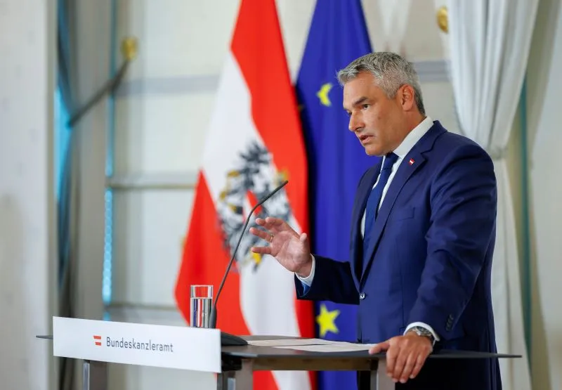 Bundeskanzler Karl Nehammer ist "zutiefst erschüttert", dass ausgerechnet am Gedenktag der November-Pogrome 1938 gegen jüdische Mitbürger von Anhängern des FPÖ-Obmanns Herbert Kickl in Wien zu einer Demonstration unter dem Motto "Macht Euch bereit" aufgerufen wird. Davon sollten sich alle Parteien distanzieren, erklärte Nehammer. Foto: Andy Wenzel