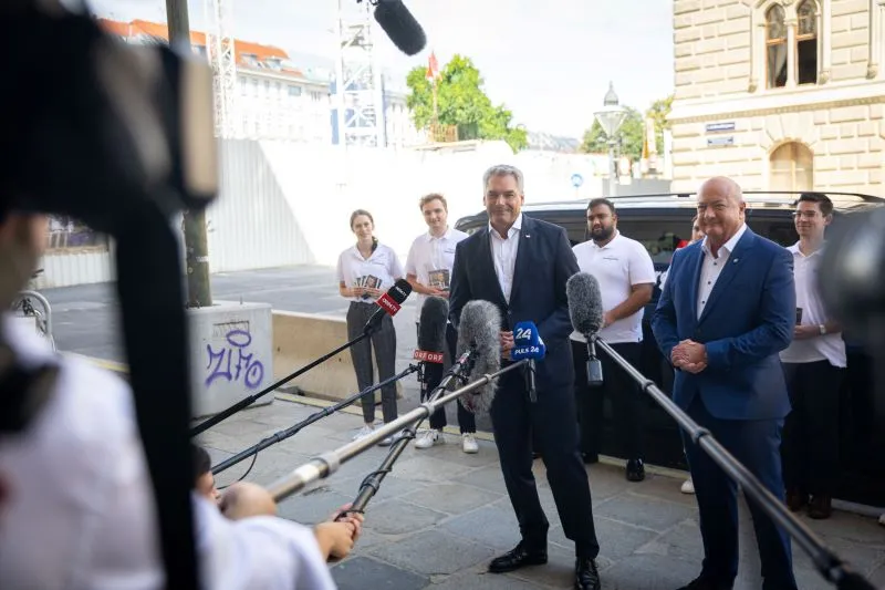 Erklärt Wahlziel und "Tour der Stabilität": Kanzler Karl Nehammer am Weg in die Bundesländer.