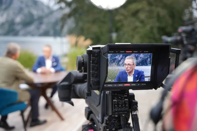 Nach dem Sommergepräch nahm ÖVP-Generalsekretär Christian Stocker den FPÖ-Obmann Herbert Kickl in den Fokus: Dieser sei ein „Wendehals, Sicherheitsrisiko, Verschwörungstheoretiker“. Im Bild das Gespräch mit ORF-Redakteur Martin Thür am Traunsee. Foto: ORF