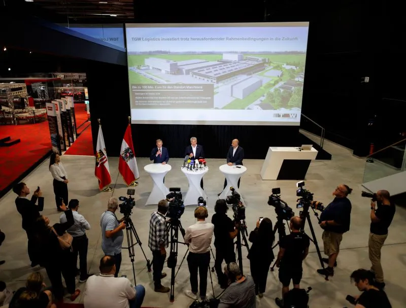 Den Standort stärken: Bundeskanzler Karl Nehammer und Oberösterreichs Landeshauptmann Thomas Stelzer bei dem österreichischen Logistik-Unternehmen TGW in Oberösterreich. Fotos: Bka / Andy Wenzel