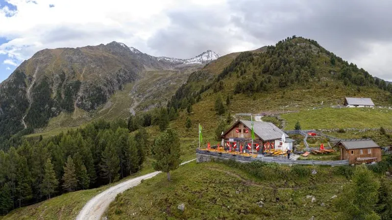 Klassische Schutzhütte: Peter-Anich-Hütte in Tirol; Foto. Bergwelten