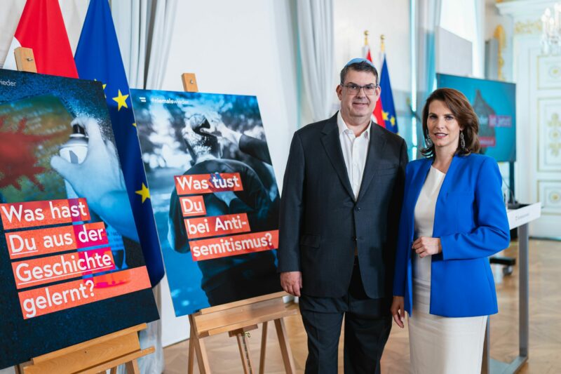 Setzen ein gemeinsames Zeichen gegen Antisemitismus. IKG Präsident Oskar Deutsch und Kanzleramtsministern Karoline Edtstadler. Foto: BKA/Florian Schrötter