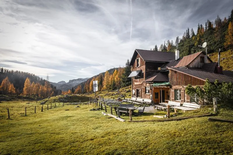 Österreichs Schutzhütten sind Teil der alpinen Infrastruktur (im Bild die Hochmölbinghütte im Toten Gebirge) und benötigen finanzielle Mittel für Erhaltung und Sanierung. Foto: Rene Sendlhofer