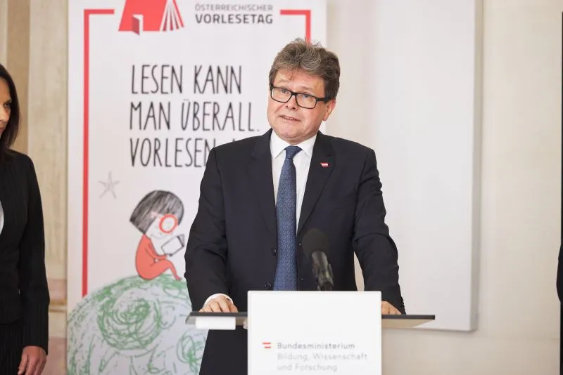 In der Bildung hat die Regierung Meilensteine gesetzt, nun folgen weitere Schritte, kündigten Bildungsminister Martin Polaschek und Integrationsministerin Susanne Raab an (im Bild: Polaschek beim Vorlesetag im März).Foto: Daniel Taladrid