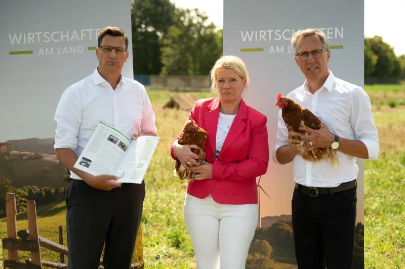 Robert Pichler (Wirtschaften am Land), Irene Neumann-Hartberger (Bundesbäuerin) und Georg Strasser (Obmann des Agrarausschusses im Nationalrat) bemängeln anhand einer Analyse die lückenhafte, unzureichende und falsche Darstellung der Landwirtschaft in Schulbüchern. Foto: Wirtschaft am Land.