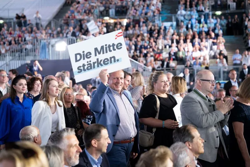 Mit Zuversicht in den eigenen Erfolg und mit teils scharfer Abgrenzung zu anderen Kandidaten startete die ÖVP - als anerkannte Partei der Mitte - am Samstag in der Steffl-Arena in Wien in die intensive Phase des Wahlkampf für die Nationalratswahl am 29. September 2024. Alle Fotos: ÖVP