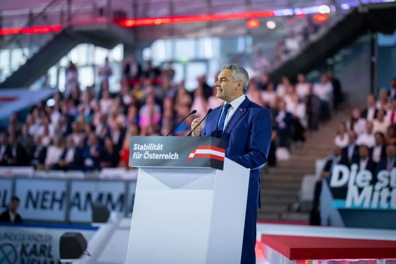 "Wir lösen die Probleme. Wir nehmen die Ängste": Karl Nehammer in der Steffl-Arena in Wien