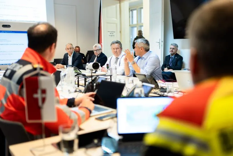 Bundeskanzler Karl Nehammer besuchte zum Wochenauftakt auch den Wiener Krisenstab, um mit Bürgermeister Michael Ludwig und dem Stab Lage und Maßnahmen wegen des Hochwassers zu besprechen. Foto: Christopher Dunker