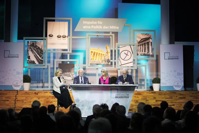 "Impulse für eine Politik der Mitte" diskutierten zum Tag der Demokratie (v.l.n.r.) unter Moderation von Hannelore Veit am Podium Christian Stadler, Viola Neu und Manfred Prisching. Foto: PolAk