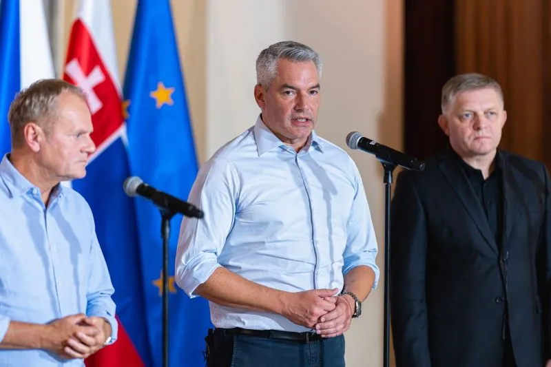 Ernste Mienen zur ernsten Lage: Wegen des Hochwassers hilft die EU und kooperieren Nachbarstaaten: Bundeskanzler Karl Nehammer mit dem slowakischen Ministerpräsidenten Robert Fico (r.) und Polens Premierminister Donald Tusk (l.), der Amtskollegen und Kommissions-Präsidentin Ursula von der Leyen zum Gipfel geladen hatte. Foto: Bka / Florian Schröttter