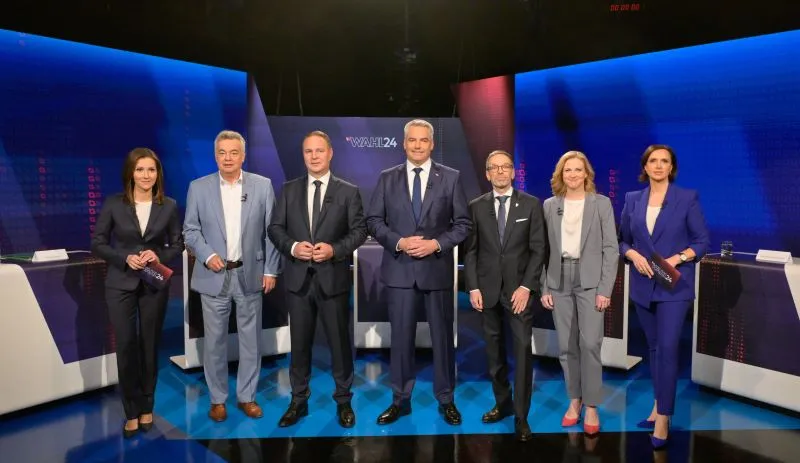 Bundeskanzler und ÖVP-Bundesparteiobmann Karl Nehammer im Kreis der weiteren Spitzenkandidaten zur Nationalratswahl 2024 mit den Moderatorinnen Susanne Schnabl und Alexandra Maritzka Wachter. Fotos: ORF/Thomas Ramstorfer