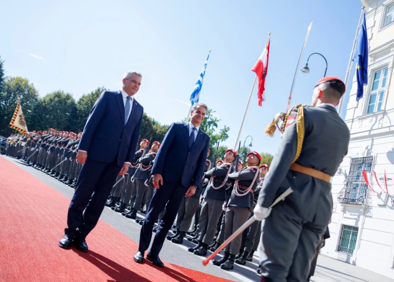 Ziehen beim Thema Außengrenzschutz, Asyl und Migration an einem Strang. Bundeskanzler Karl Nehammer und Griechenlands Regierungschef Kyriakos Mitsotakis, der in Wien zu Gast war. Foto: BKA/Andy Wenzel