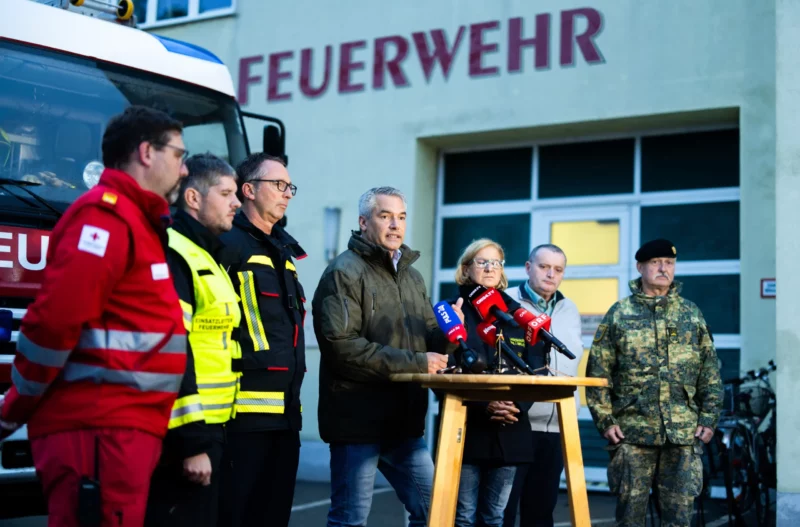 Bundeskanzler Karl Nehammer kündigte am Mittwoch eine Reihe von Hilfsmaßnahmen an. Vom Hochwasser machte sich der Kanzler bereits in den vergangenen Tage bei Besuchen in Niederösterreich und Treffen mit den Krisenstäben in Tull und in Wien ein Bild. Foto: BKA/Christopher Dunker