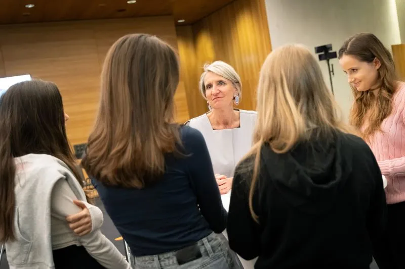 Romana Deckenbacher, ÖVP-Abg.,, im Gespräch mit Schülerinnen beim GirlsDay 2024.Foto: Ulrike Wieser