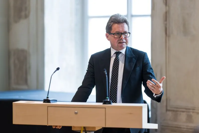 Gratuliert den Fachhochschulen zum 30. Geburtstag und sieht die Zukunft des Fachhochschulbereichs optimistisch. Bildungs- und Wissenschaftsminister Martin Polaschek. Foto: Bka/Christopher Dunker