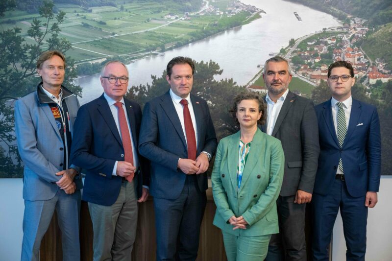 Norbert Totschnig gibt weitere Hochwasser Hilfsmittel frei. Foto: BML/Hemerka