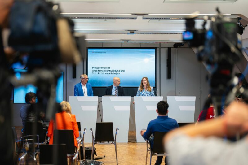 Konnten eine positive Entwicklung bei der Jugendarbeitslosigkeit und der Lehre verkünden. Arbeitsminister Martin Kocher, Jugendstaatssekretärin Claudia Plakolm und SkillsAustria-Präsident Josef Herk. Foto: BKA/Florian Schrötter