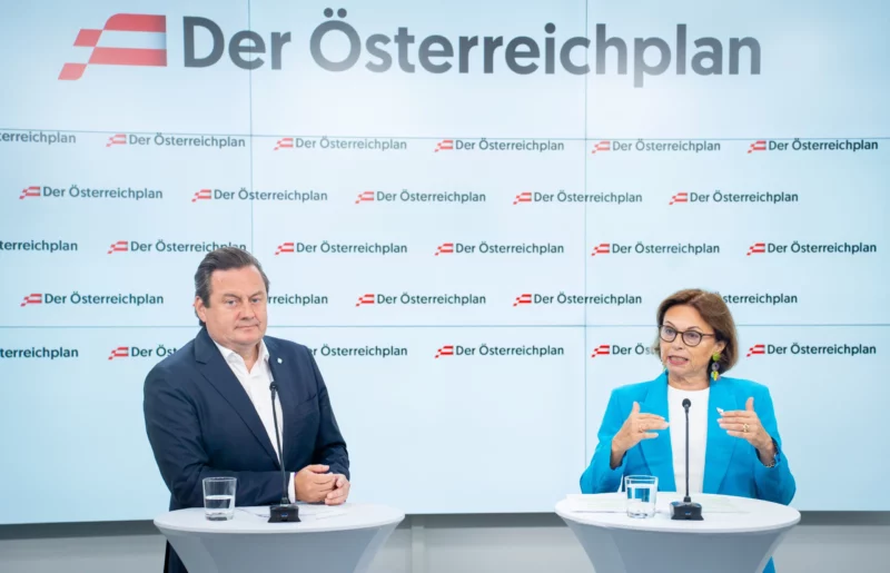 Wollen den Tourismus in Zukunft noch stärker in den Mittelpunkt rücken. Kurt Egger und Susanne Kraus-Winkler bei der Vorstellung des Tourismuskapitels aus dem Österreichplan von Karl Nehammer. Foto: ÖVP