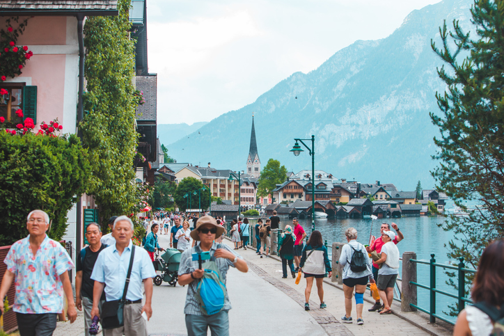 Mittels Mobilfunkdaten und KI sollen in Zukunft Besucherströme im Tourismus besser gesteuert werden. Der Bund fördert aktuell 17 Projekte für einen ausgewogenen Tourismus in Österreich. Eines davon auch in Hallstatt. Foto: istock / Vera_Petrunina